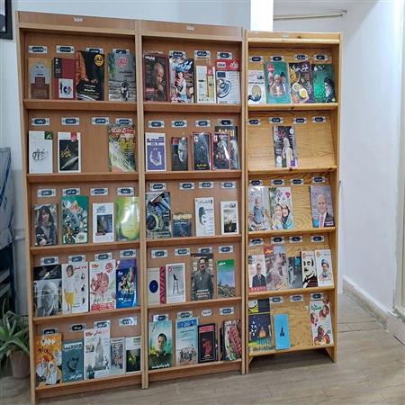 بخش نشریات : کتابخانه شامل بخش نشریات در کنار مجموعه است. که بخش نشریات بالغ بر ۷۰ عنوان نشریه از نشریه های مختلف علمی و فرهنگی و...را داراست که هر ماه نشریات جدید به کتابخانه ارسال شده و مجموعه آبدیت میشود و نسخه های قدیمی از قفسه ها خارج می شوند