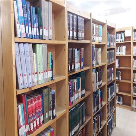 بخش مرجع : در این خدمت با استفاده از کتاب های مرجع ( فرهنگ ها، واژه نامه ها، دایرا المعارف ها، اطلس ها و ...) خدمات مشاوره و راهنمایی و ...به صورت تلفنی و حضوری ارائه می شود.لازم به ذکر است که کتابهای مرجع در قسمت جداگانه ای در کتابخانه با برچسپ قرمز رنگ در عطف آن ها مشخص شده اند و به بیرون از کتابخانه امانت داده نمی شوند.