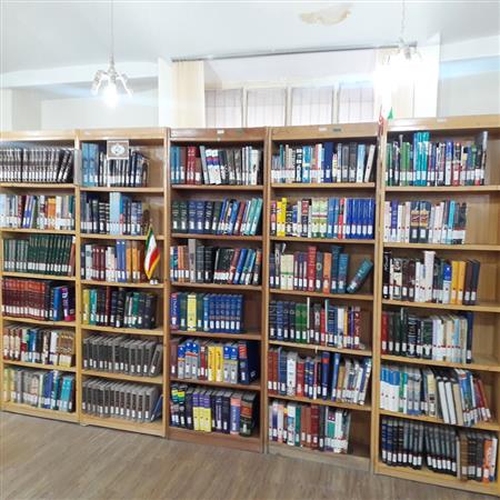 بخش مرجع : در این خدمت با استفاده از کتاب های مرجع ( فرهنگ ها، واژه نامه ها، دایرا المعارف ها، اطلس ها و ...) خدمات مشاوره و راهنمایی و ...به صورت تلفنی و حضوری ارائه می شود.لازم به ذکر است که کتابهای مرجع در قسمت جداگانه ای در کتابخانه با برچسپ قرمز رنگ در عطف آن ها مشخص شده اند و به بیرون از کتابخانه امانت داده نمی شوند.