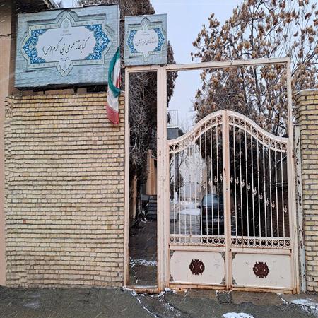 ورودی کتابخانه نبی اکرم : مساحت کتابخانه نبی اکرم ۱۲۷۴ متر مربع است که ۵۰۰ متر مربع آن زیر بنا که شامل قسمت های مختلف می باشد.